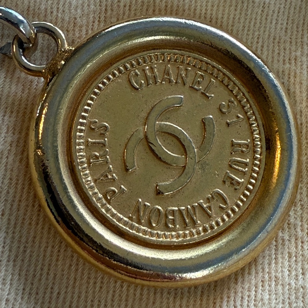 CHANEL Gold Chain Belt with Medallion - Picture 4 of 8